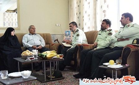 فرمانده ناجا با خانواده شهید زارع در یزد دیدار کرد + تصویر