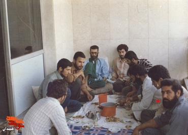 شهید رشیدی در جوار مقام معظم رهبری