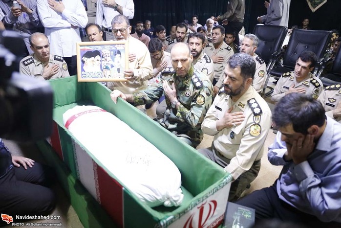 مراسیم الوداع مع الشهید حسین ادیبان بمقبرة شهداء طهران مراسیم الوداع مع الشهید حسین ادیبان بمقبرة شهداء طهران