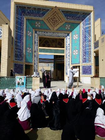 دانش آموزان دبستان شاهد ابرکوه آرم مدرسه خود در کنار مزار شهید آدمی با شن ریزه درست کردند + گزارش تصویری