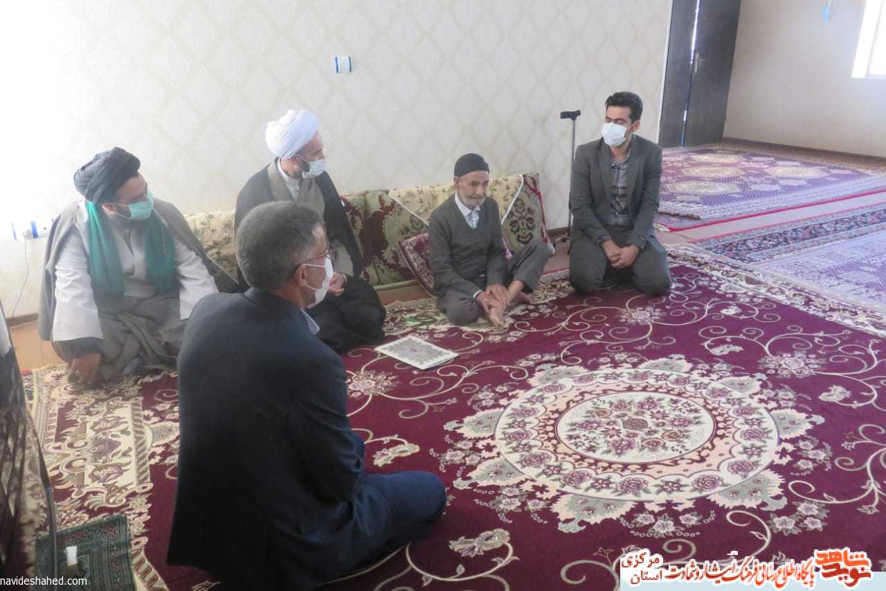 دیدار با خانواده شهدای دانش آموز در خنداب دیدار با خانواده شهدای دانش آموز در خنداب