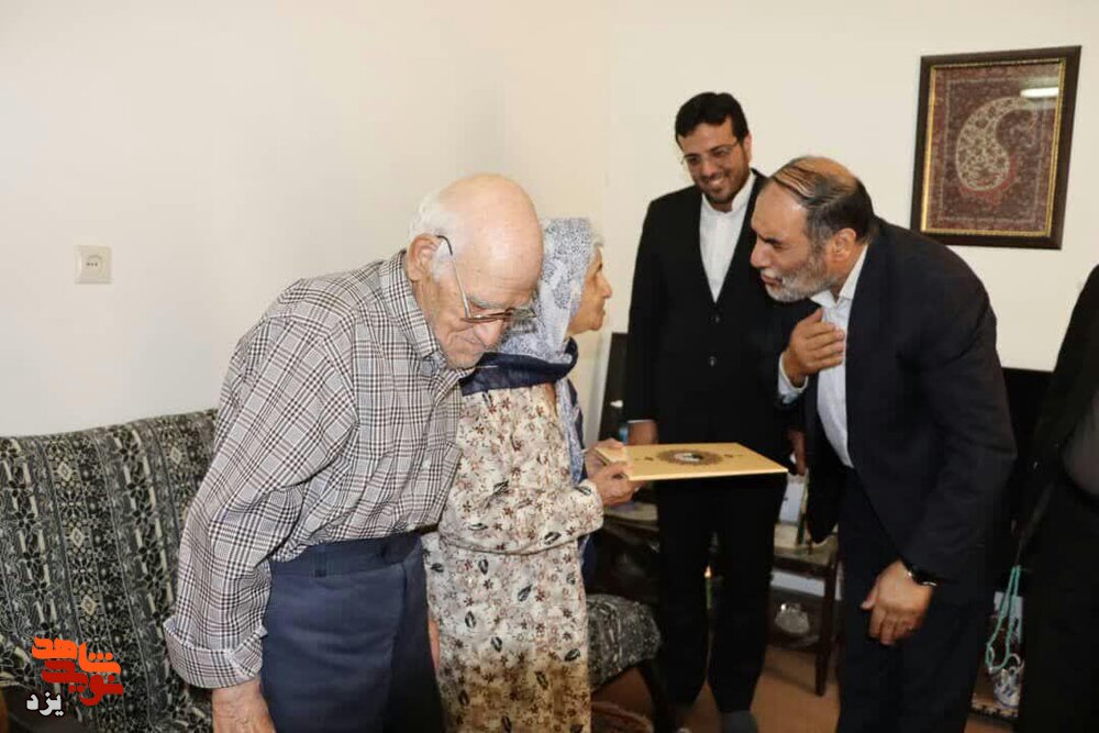 مشاوره وزیر راه و شهرسازی در امور ایثارگران با تنها خانواده شهید زرتشتی یزد دیدار کرد.
