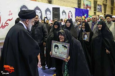 تصویر|آخرین دیدار شهید رئیسی با مادران شهدای شهرستان فیروزکوه