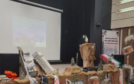 تجلیل از ۶ خانواده شهید در مراسم خاطره گویی و شعر دفاع مقدس تجلیل از ۶ خانواده شهید در مراسم خاطره گویی و شعر دفاع مقدس