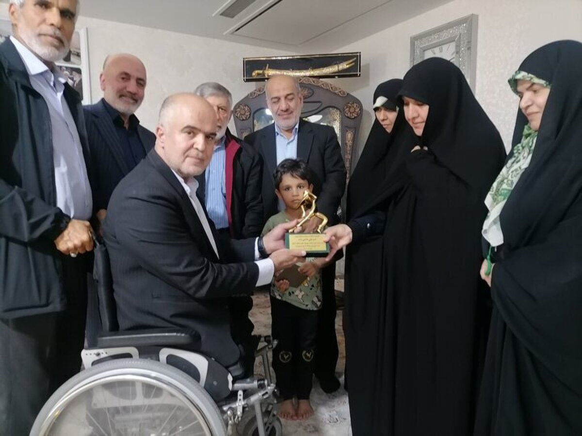 اهدای تندیس «قهرمانان گمنام» به خانواده شهید حاجی‌زاده