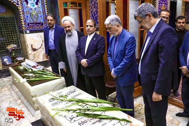 تجدید میثاق وزیر فرهنگ و ارشاد اسلامی با شهدای استان یزد