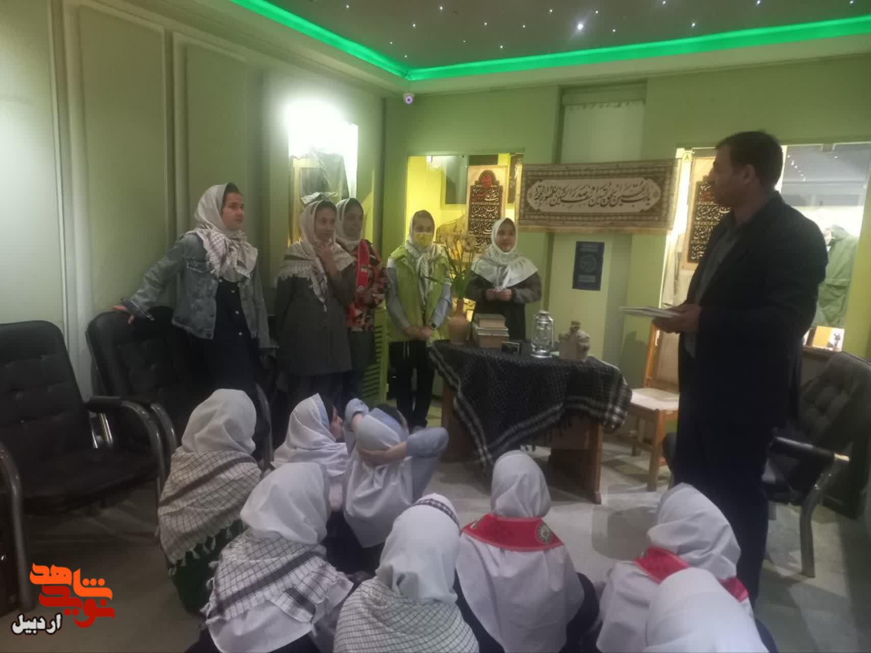 بازدید دانش‌آموزان دبستان دخترانه شهید پاسبانی از موزه شهدای اردبیل