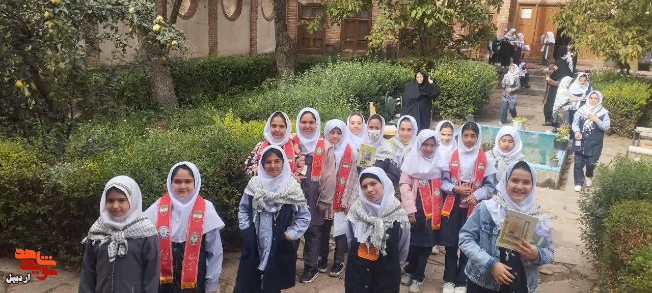 بازدید دانش‌آموزان دبستان دخترانه شهید پاسبانی از موزه شهدای اردبیل