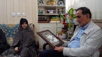گزارش تصویری /دیدار معاون رییس جمهور و رییس بنیاد شهید و امور ایثارگران با مادر شهیدان والامقام خالقی‌پور
